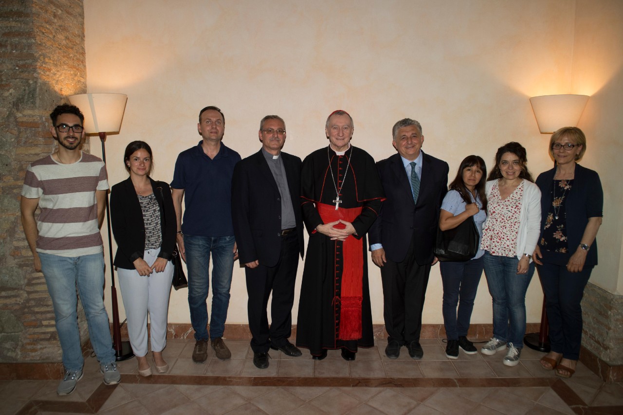 Il Segretario PCAS, mons. Pasquale Iacobone, il Card. Pietro Parolin, Segretario di Stato, e il Prof. Frabrizio Bisconti con le guide delle catacombe